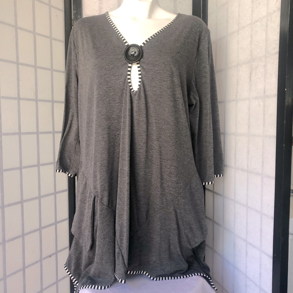 Woman’s plus size 2x rayon spandex top grey with black& white trim casual tunic